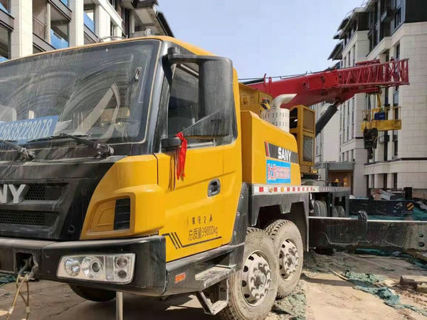 鄭州吊車作業中